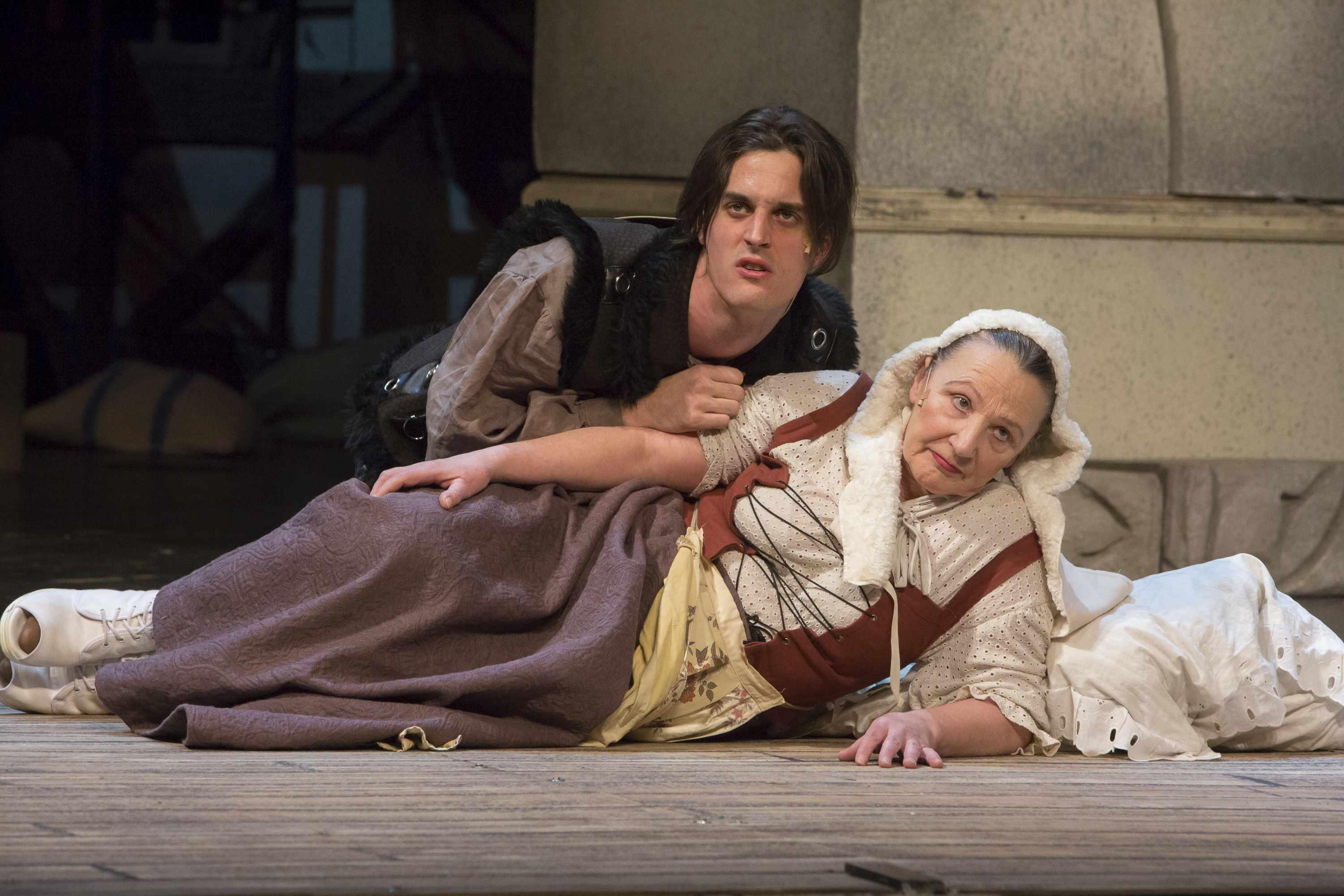 A virágok helyett a színpadot választotta hír képe  A virágok helyett a színpadot választotta hír képe