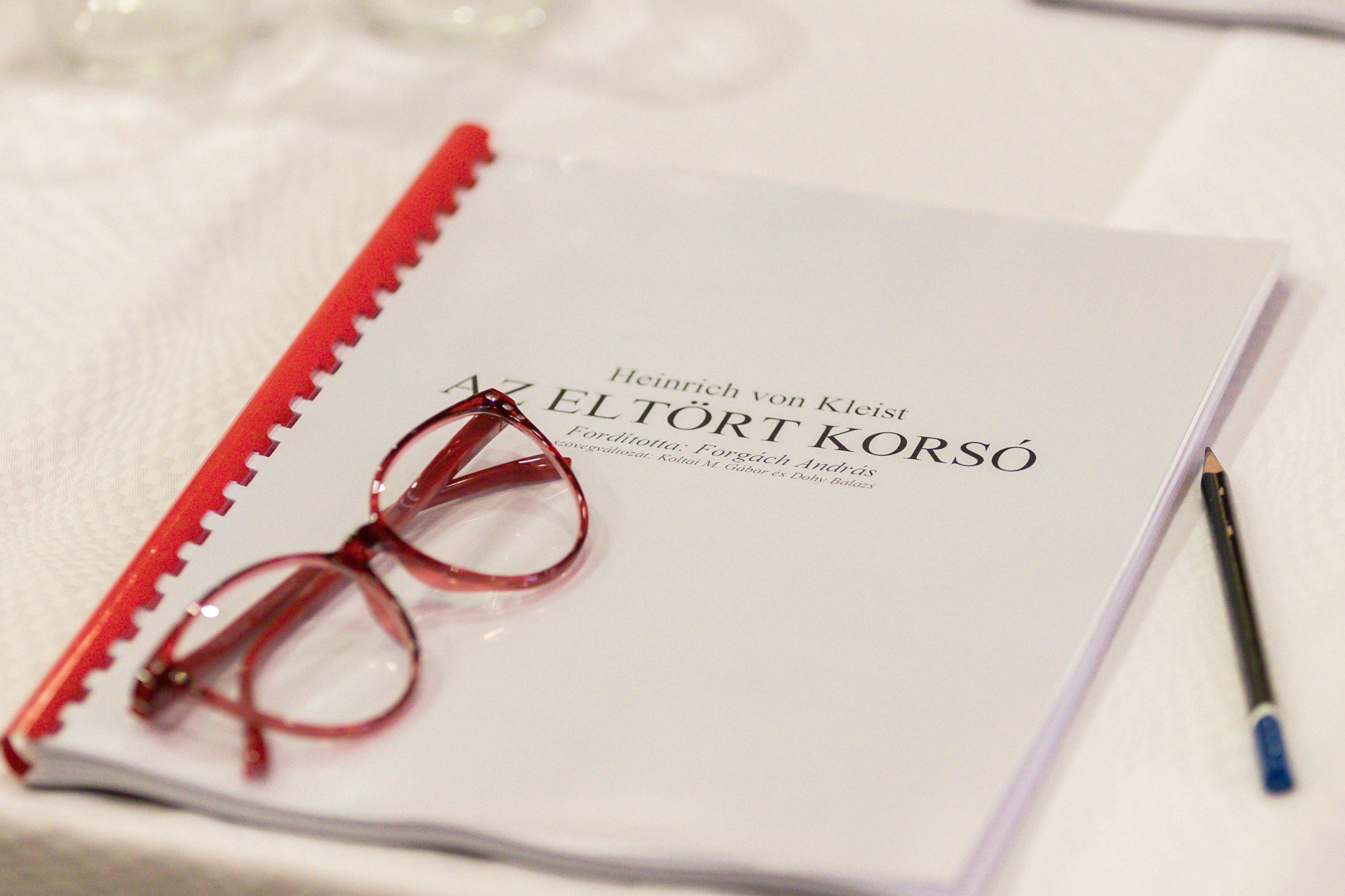 Az eltört korsó: új bemutató a szegedi Kisszínházban 4 Az eltört korsó: új bemutató a szegedi Kisszínházban 4