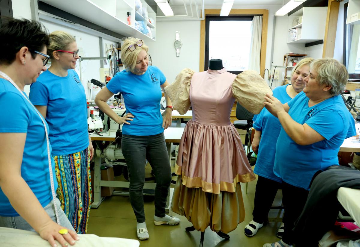 Bekukkantottunk a szegedi színház női varrótárába hír képe Bekukkantottunk a szegedi színház női varrótárába hír képe