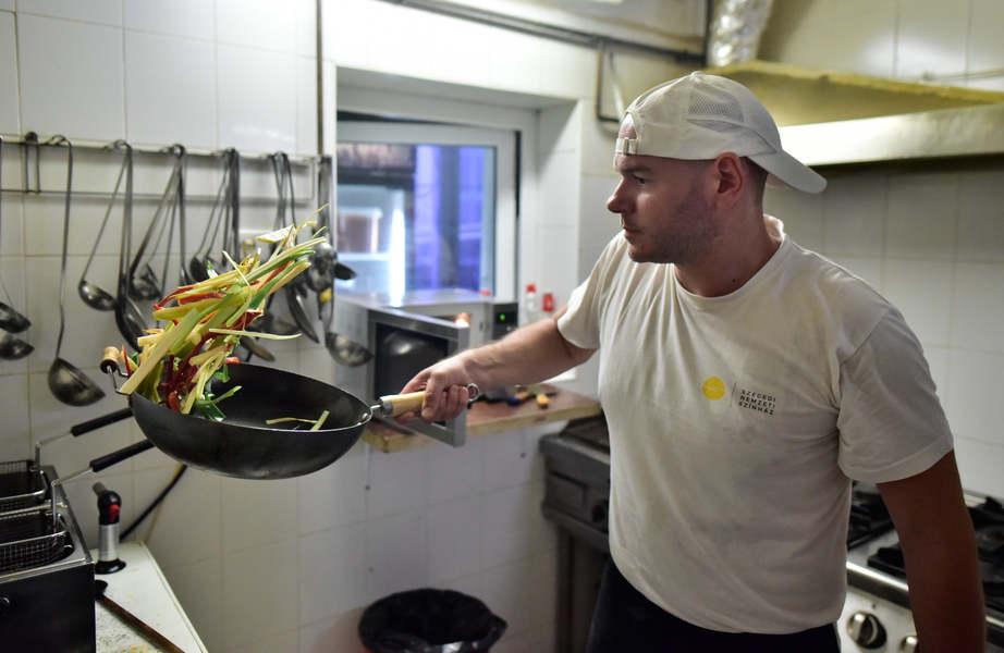 Egy estés fordulat: Séfnek állt a szegedi színész hír képe Egy estés fordulat: Séfnek állt a szegedi színész hír képe