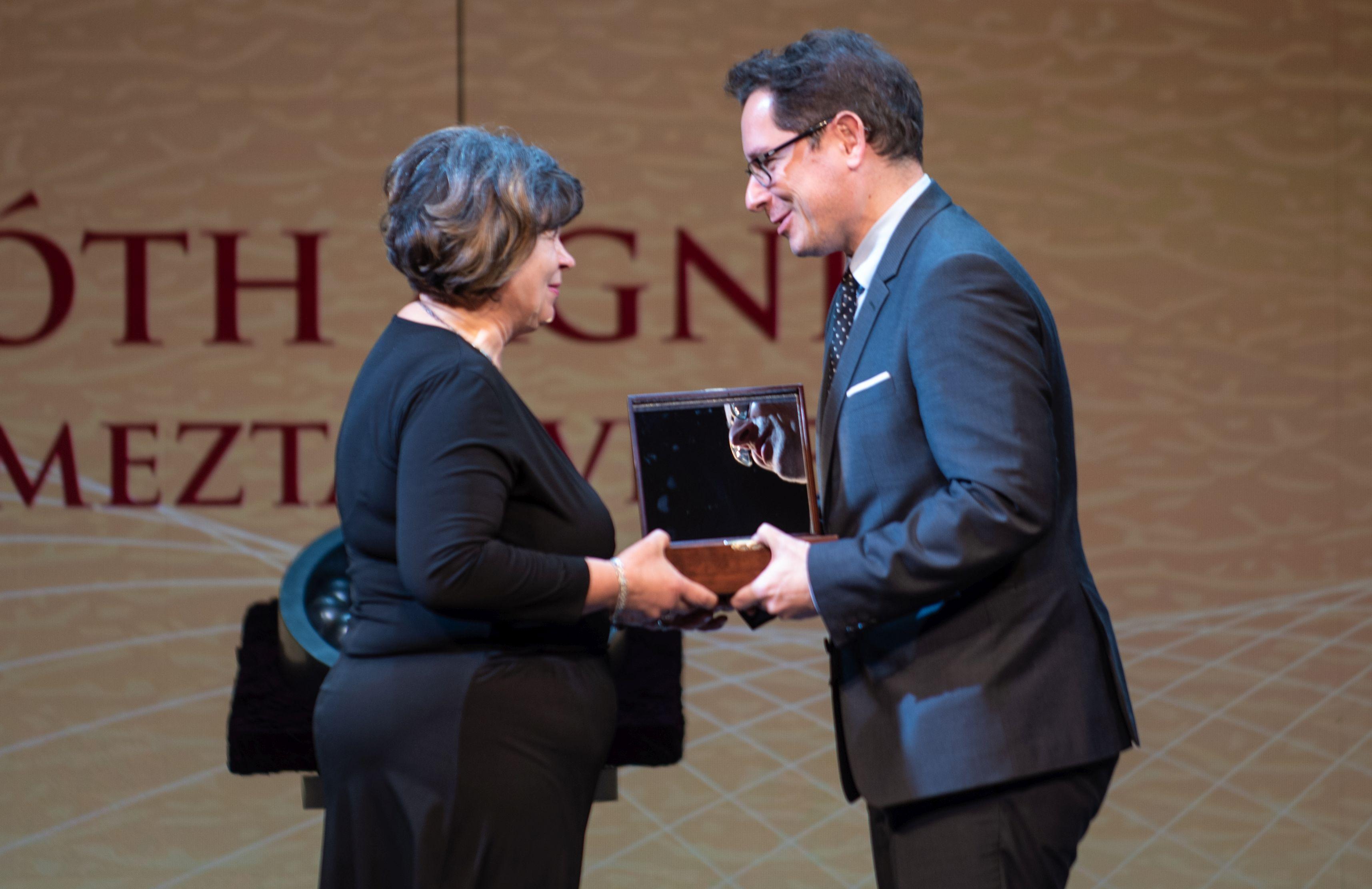 Elismerő szakmai díjat kapott Tóth Ágnes jelmeztárvezetőnk 3 Elismerő szakmai díjat kapott Tóth Ágnes jelmeztárvezetőnk 3