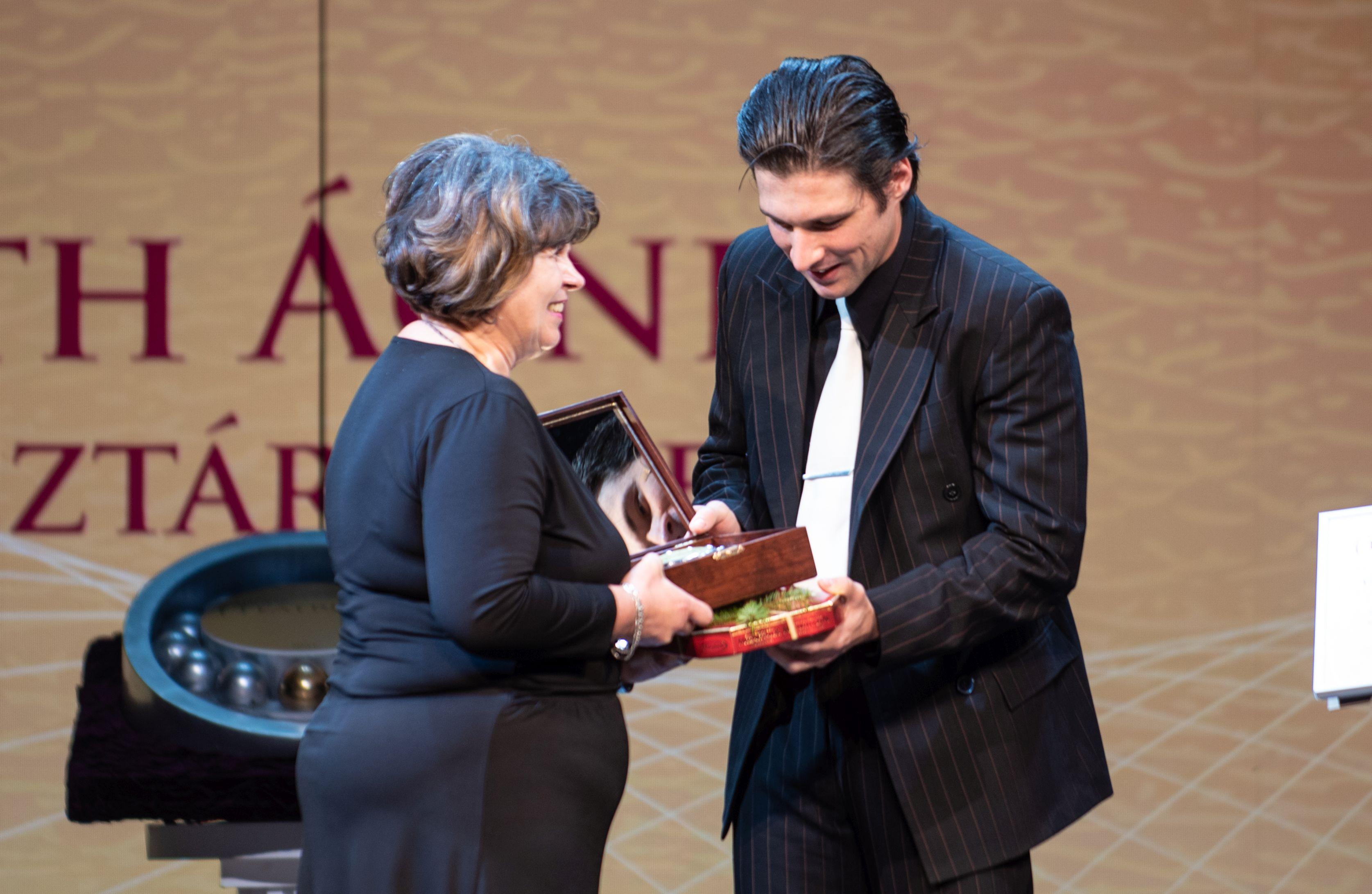 Elismerő szakmai díjat kapott Tóth Ágnes jelmeztárvezetőnk 4 Elismerő szakmai díjat kapott Tóth Ágnes jelmeztárvezetőnk 4