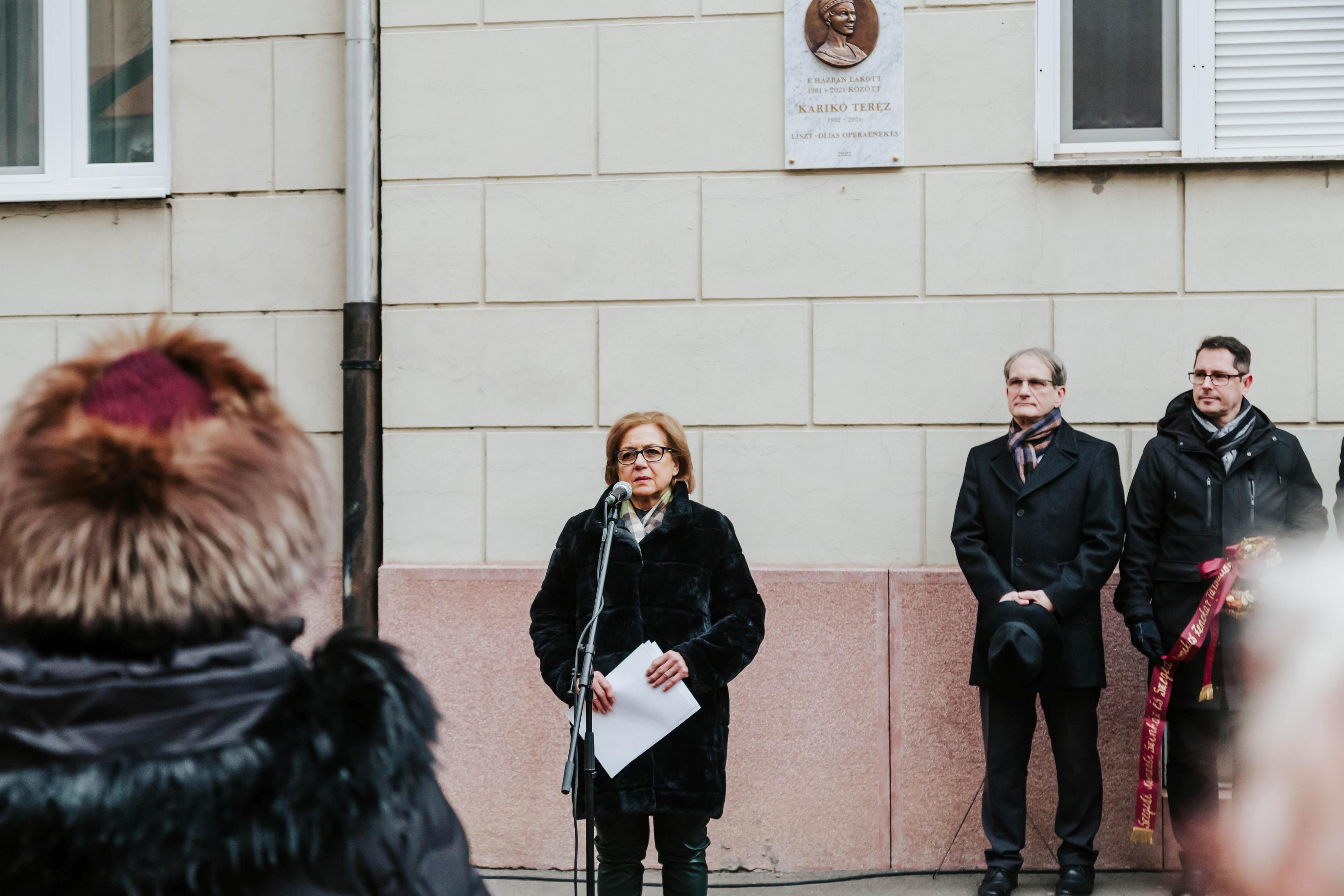 Emléktábla hirdeti, hol lakott Karikó Teréz, a szegedi operajátszás csillaga 4 Emléktábla hirdeti, hol lakott Karikó Teréz, a szegedi operajátszás csillaga 4