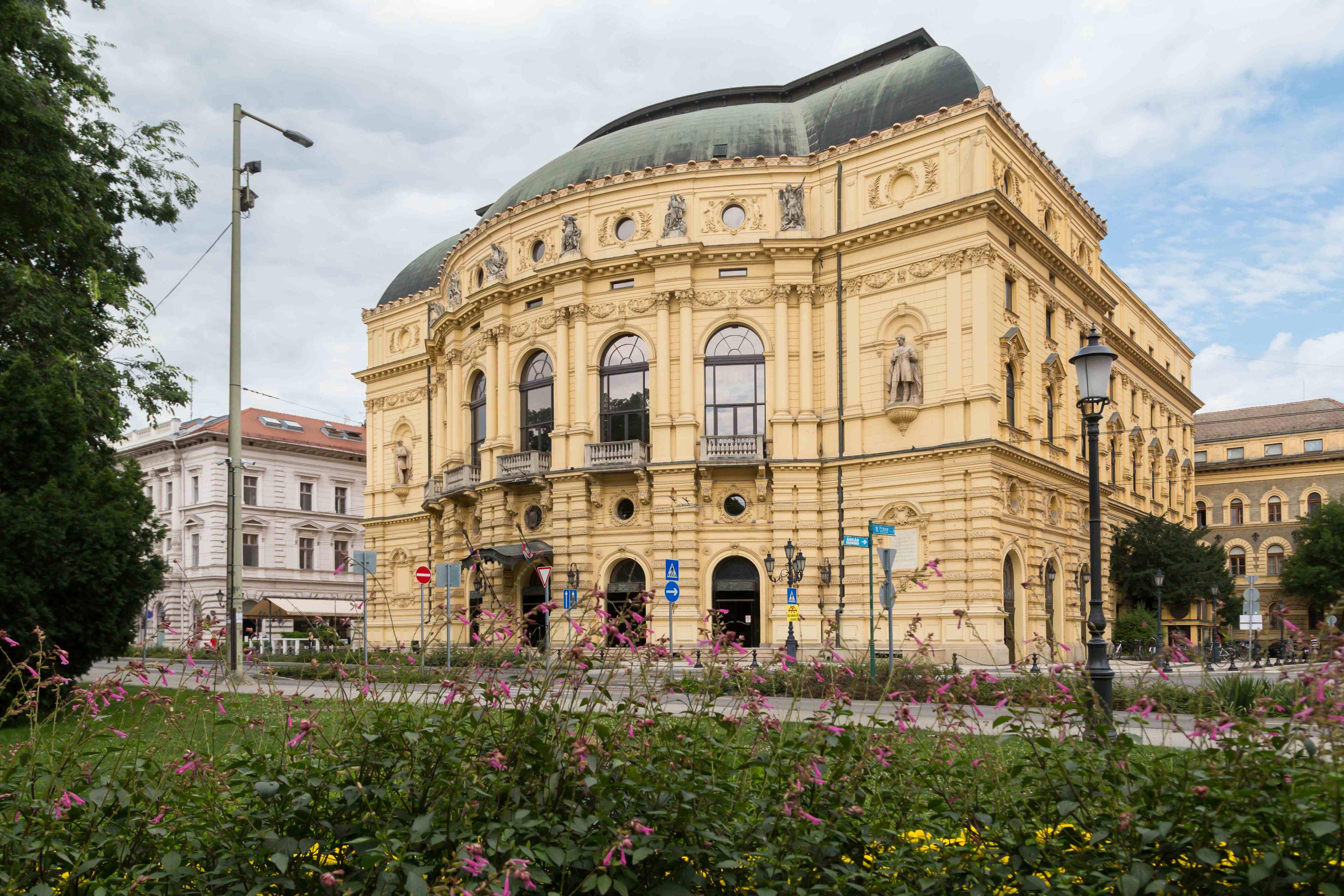 Hallja-e a színház a segélykiáltásokat? - Theodórosz Terzopulosz üzenete a Színházi Világnap alkalmából hír képe Hallja-e a színház a segélykiáltásokat? - Theodórosz Terzopulosz üzenete a Színházi Világnap alkalmából hír képe