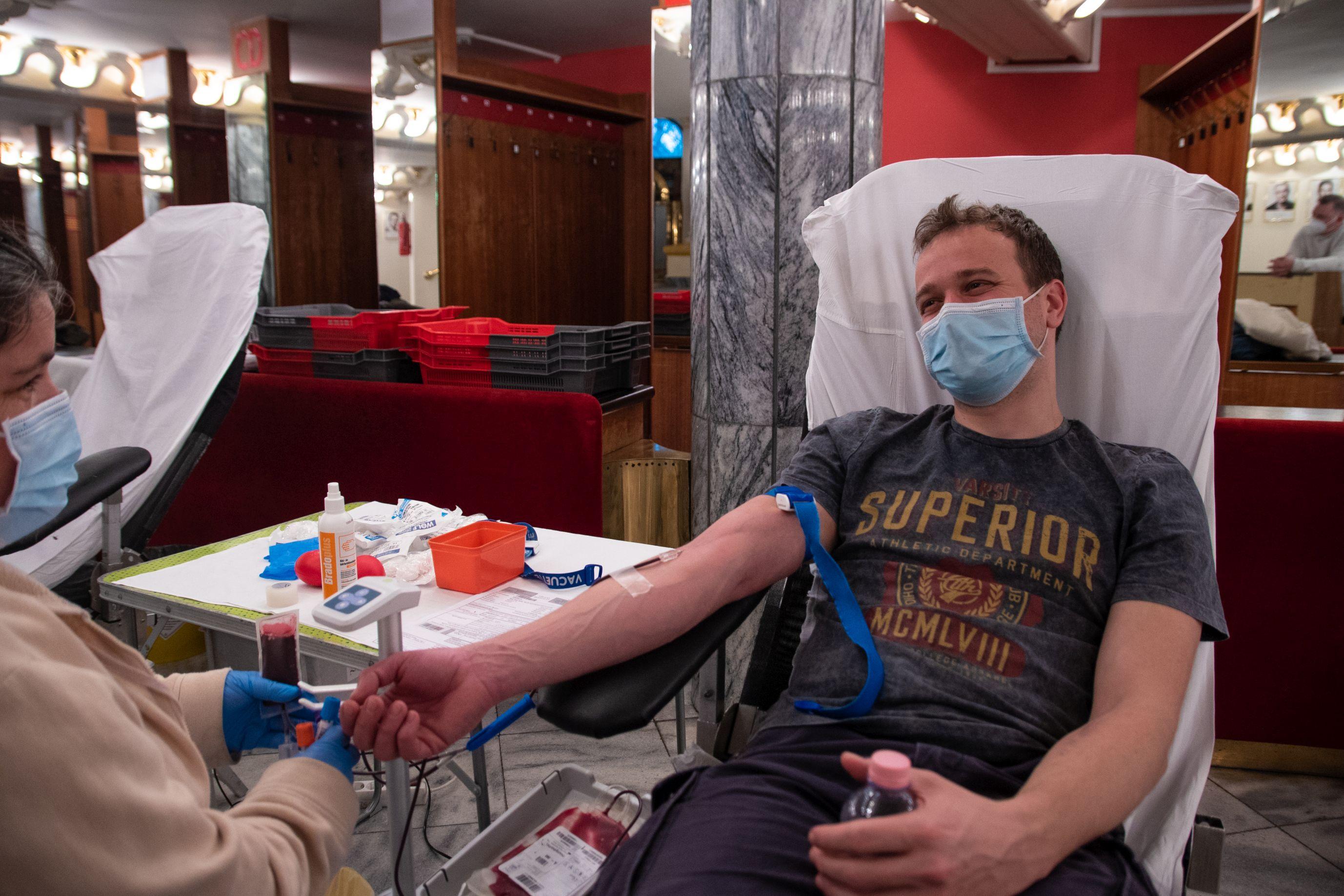 Harmincan nyújtották karjukat a színházban, hogy betegeken segítsenek 1 Harmincan nyújtották karjukat a színházban, hogy betegeken segítsenek 1