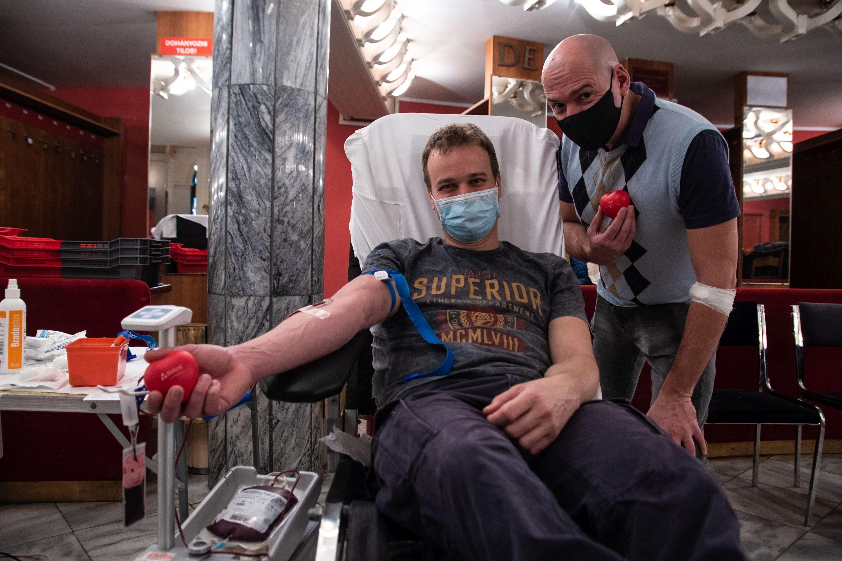 Harmincan nyújtották karjukat a színházban, hogy betegeken segítsenek hír képe Harmincan nyújtották karjukat a színházban, hogy betegeken segítsenek hír képe