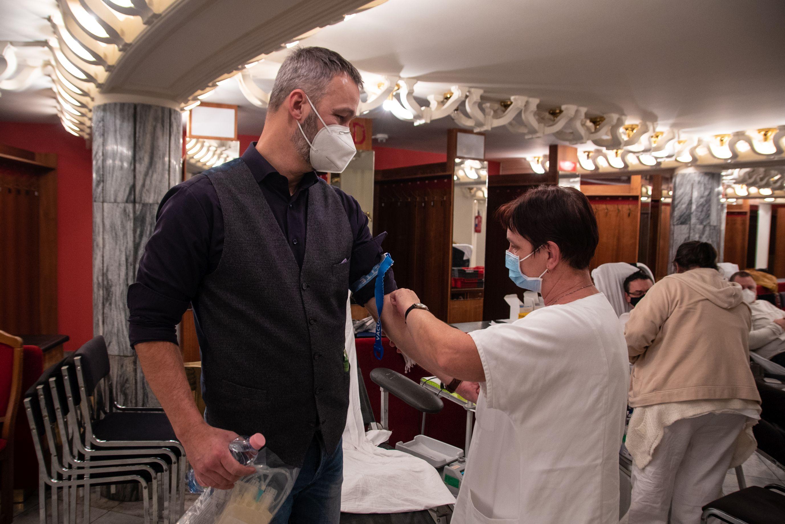 Harmincan nyújtották karjukat a színházban, hogy betegeken segítsenek 4 Harmincan nyújtották karjukat a színházban, hogy betegeken segítsenek 4