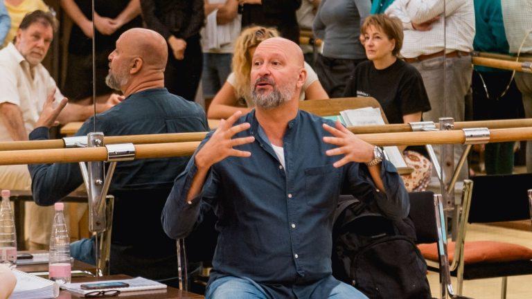 Juronics Tamás: „Az a feladatunk, hogy megtaláljuk a szereplők egyéni igazságát” hír képe Juronics Tamás: „Az a feladatunk, hogy megtaláljuk a szereplők egyéni igazságát” hír képe