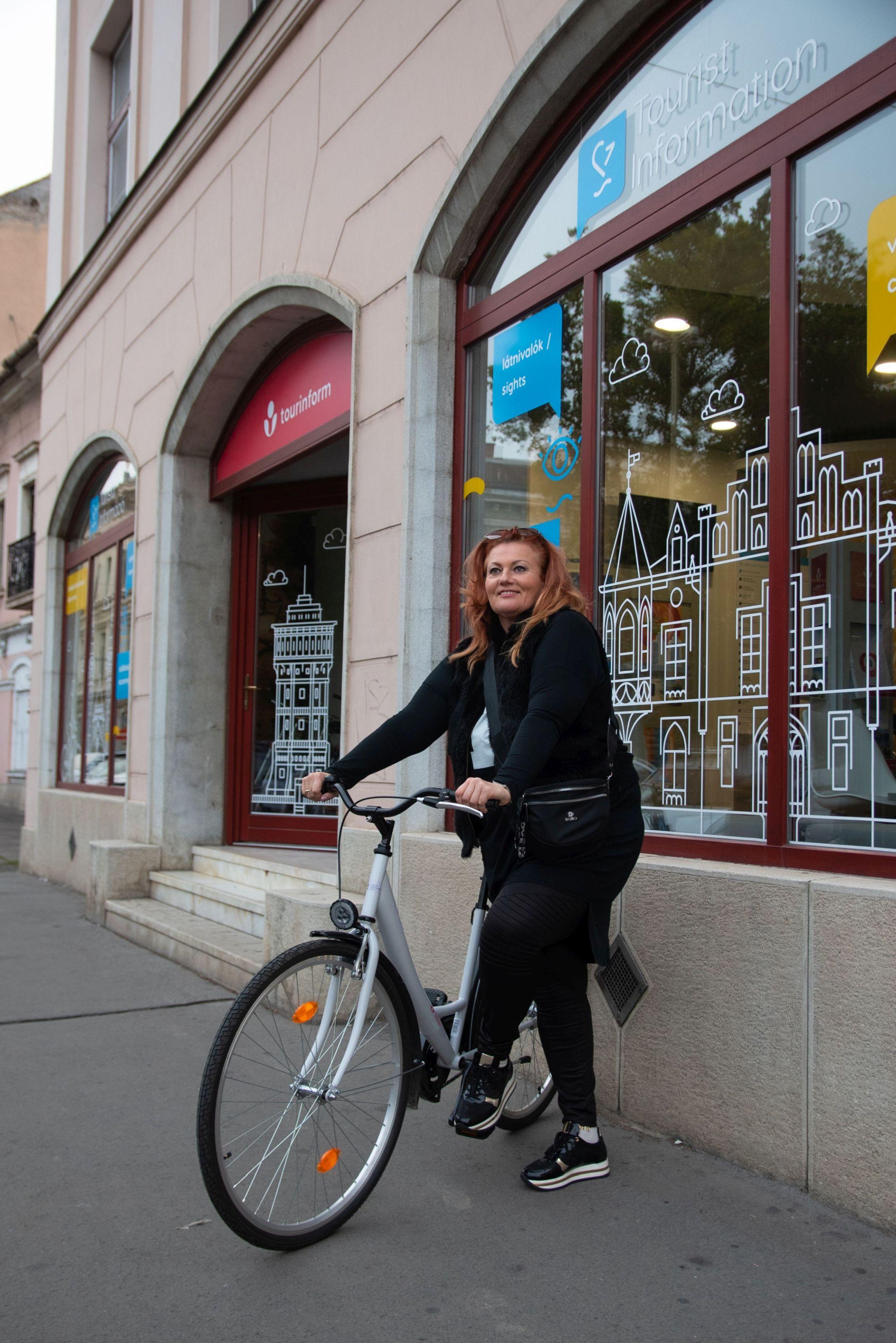 Kerékpáros idegenvezetőnek áll a Szegedi Nemzeti Színház zöld nagykövete 1 Kerékpáros idegenvezetőnek áll a Szegedi Nemzeti Színház zöld nagykövete 1