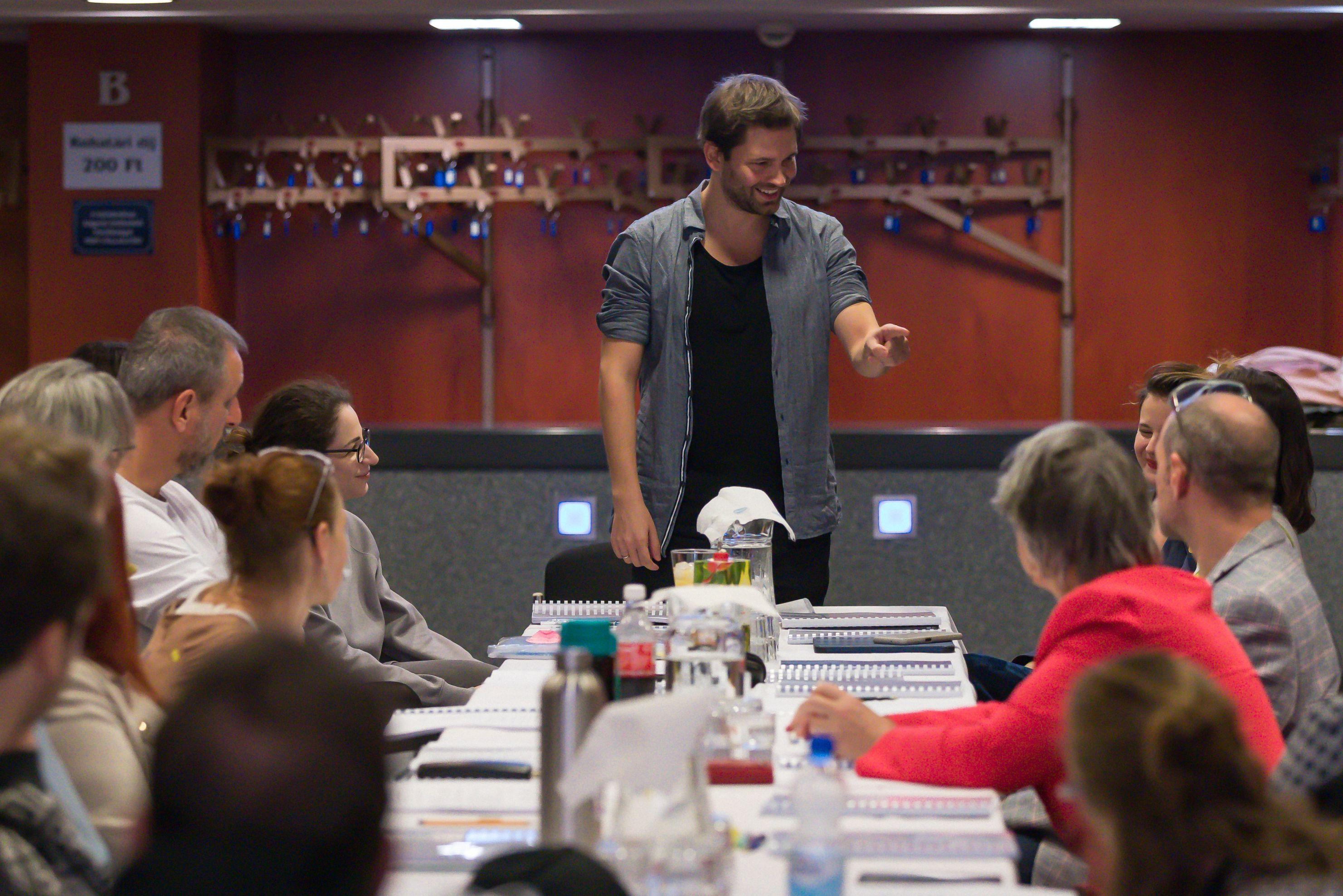 Készül A kaukázusi krétakör a Kisszínházban hír képe Készül A kaukázusi krétakör a Kisszínházban hír képe