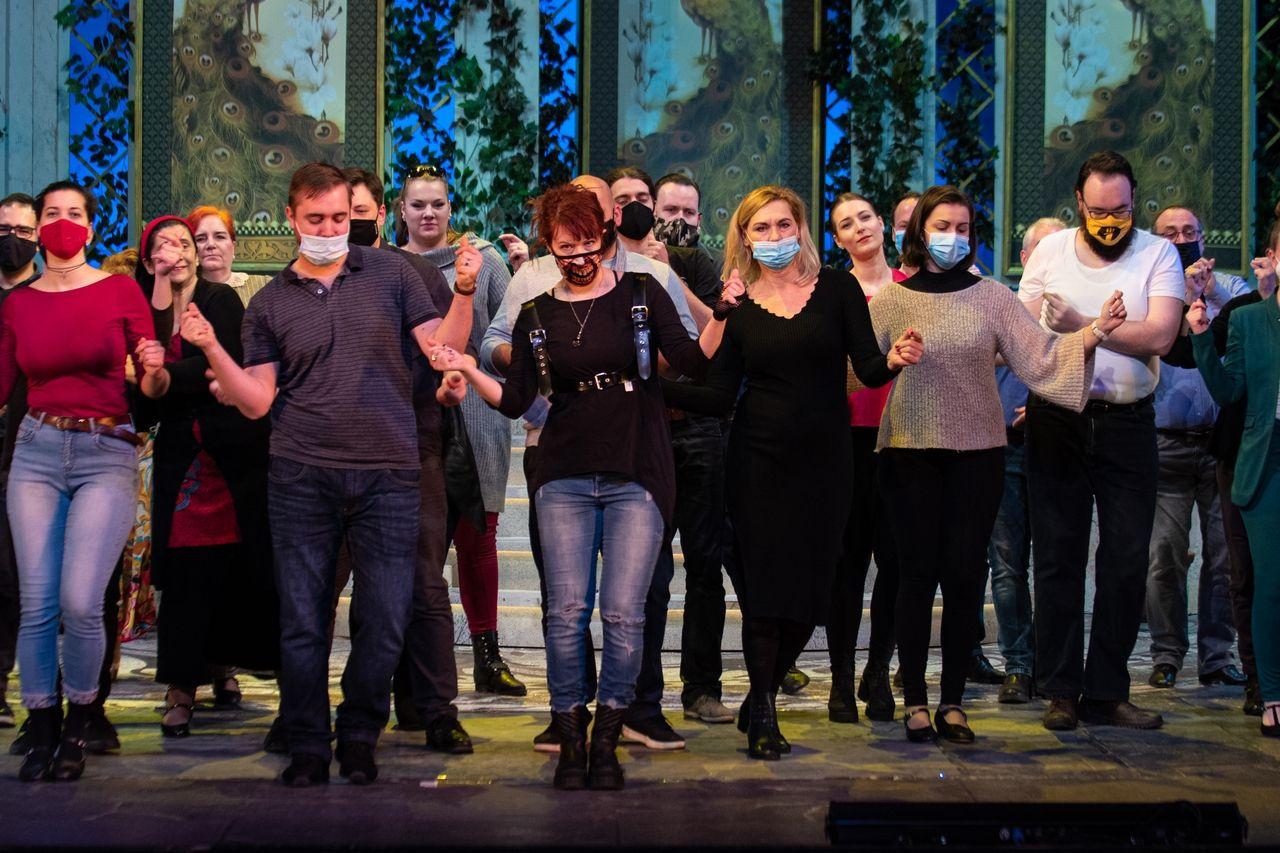 Király Levente és az LGT: a pincétől a padlásig Szól a rádió a szegedi színházban 2 Király Levente és az LGT: a pincétől a padlásig Szól a rádió a szegedi színházban 2