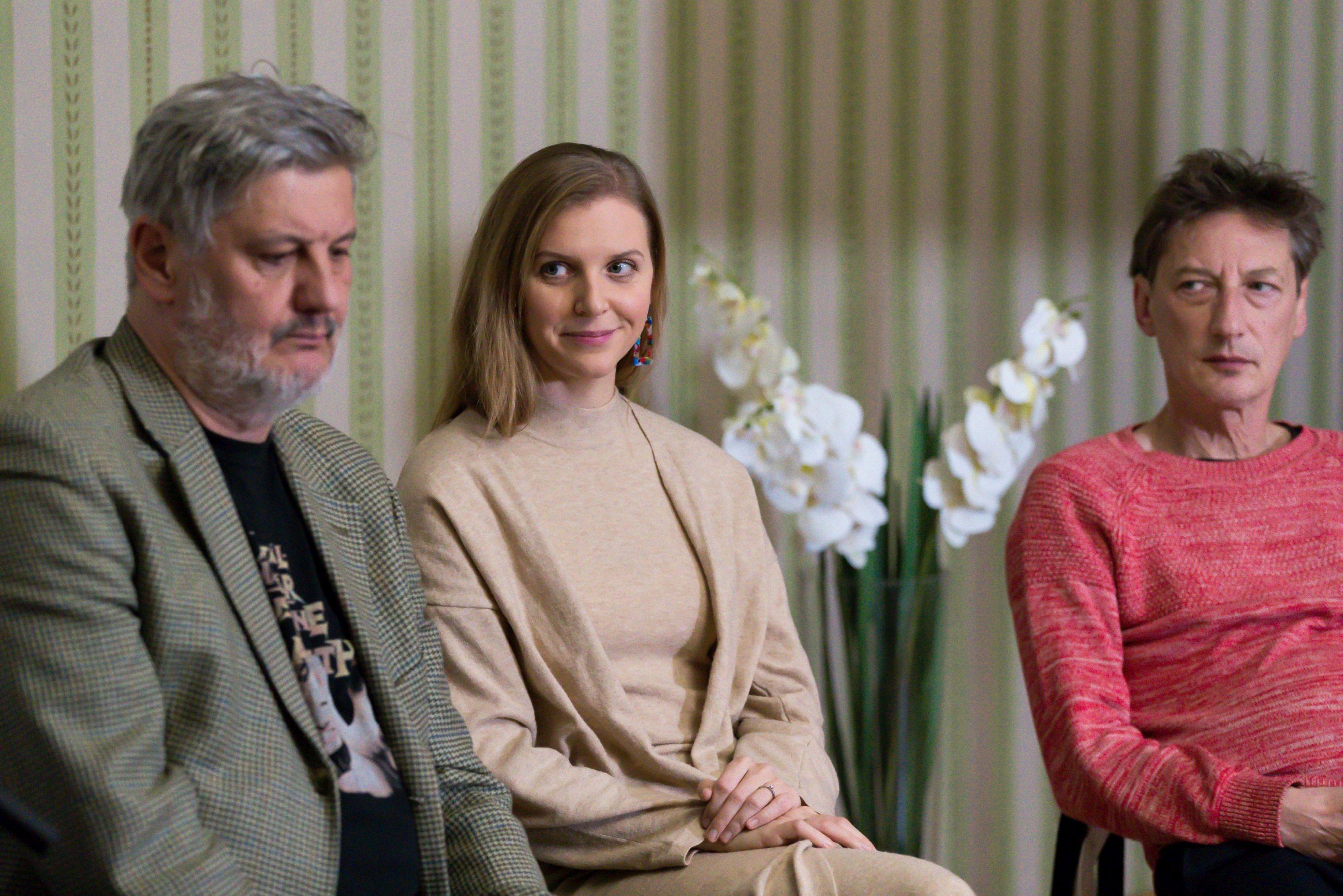 Közönségtalálkozó a Reök-palotában: egy testvérháború „vaknyugati” története négy színészre, némi trágársággal elbeszélve hír képe Közönségtalálkozó a Reök-palotában: egy testvérháború „vaknyugati” története négy színészre, némi trágársággal elbeszélve hír képe