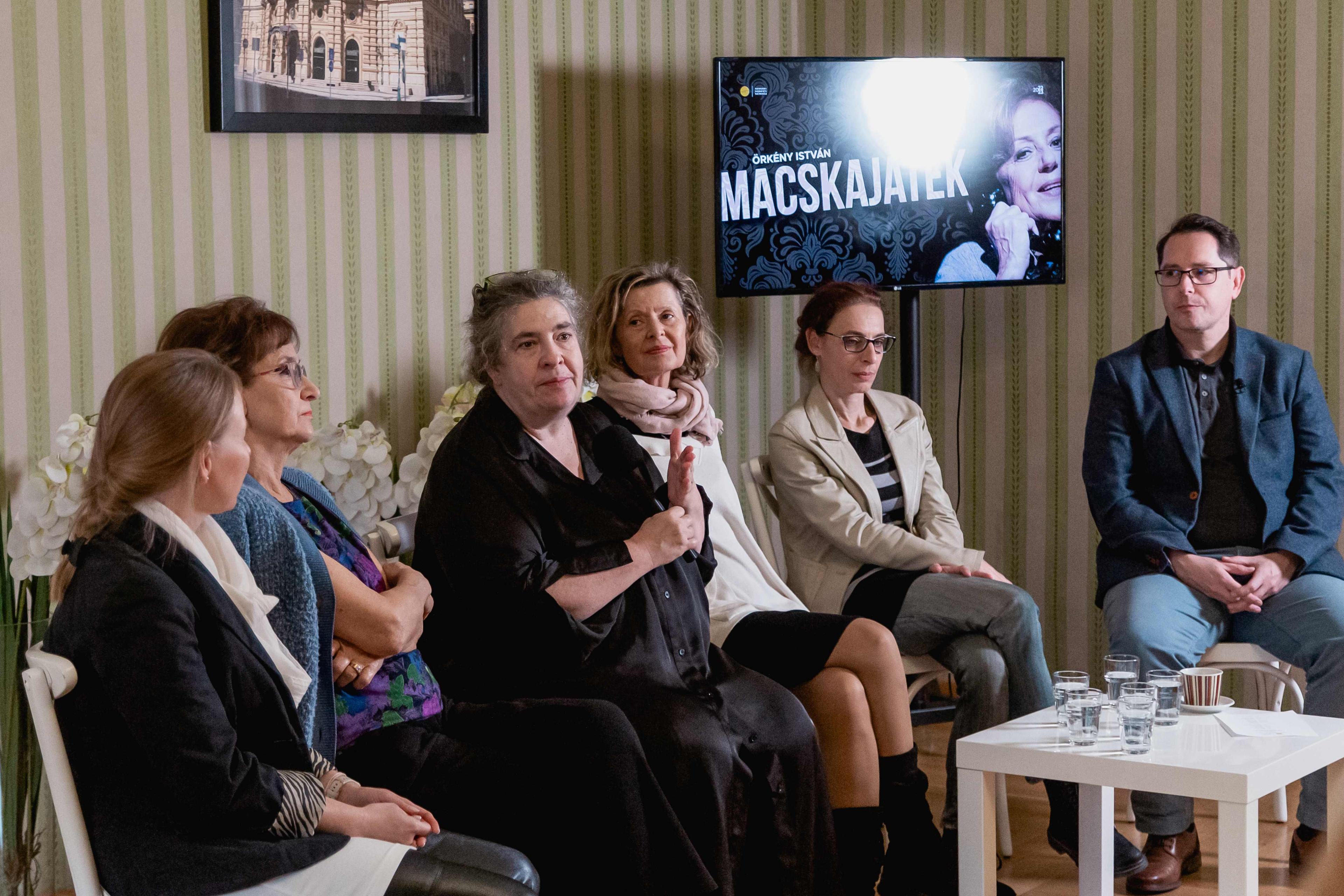 Közönségtalálkozó a Reök-palotában: Macskajáték, avagy miért lehet baj abból, ha esténként átnyávogunk a szomszédba 2 Közönségtalálkozó a Reök-palotában: Macskajáték, avagy miért lehet baj abból, ha esténként átnyávogunk a szomszédba 2