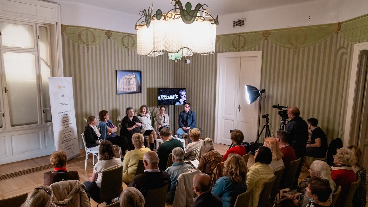 Közönségtalálkozó a Reök-palotában: Macskajáték, avagy miért lehet baj abból, ha esténként átnyávogunk a szomszédba hír képe Közönségtalálkozó a Reök-palotában: Macskajáték, avagy miért lehet baj abból, ha esténként átnyávogunk a szomszédba hír képe