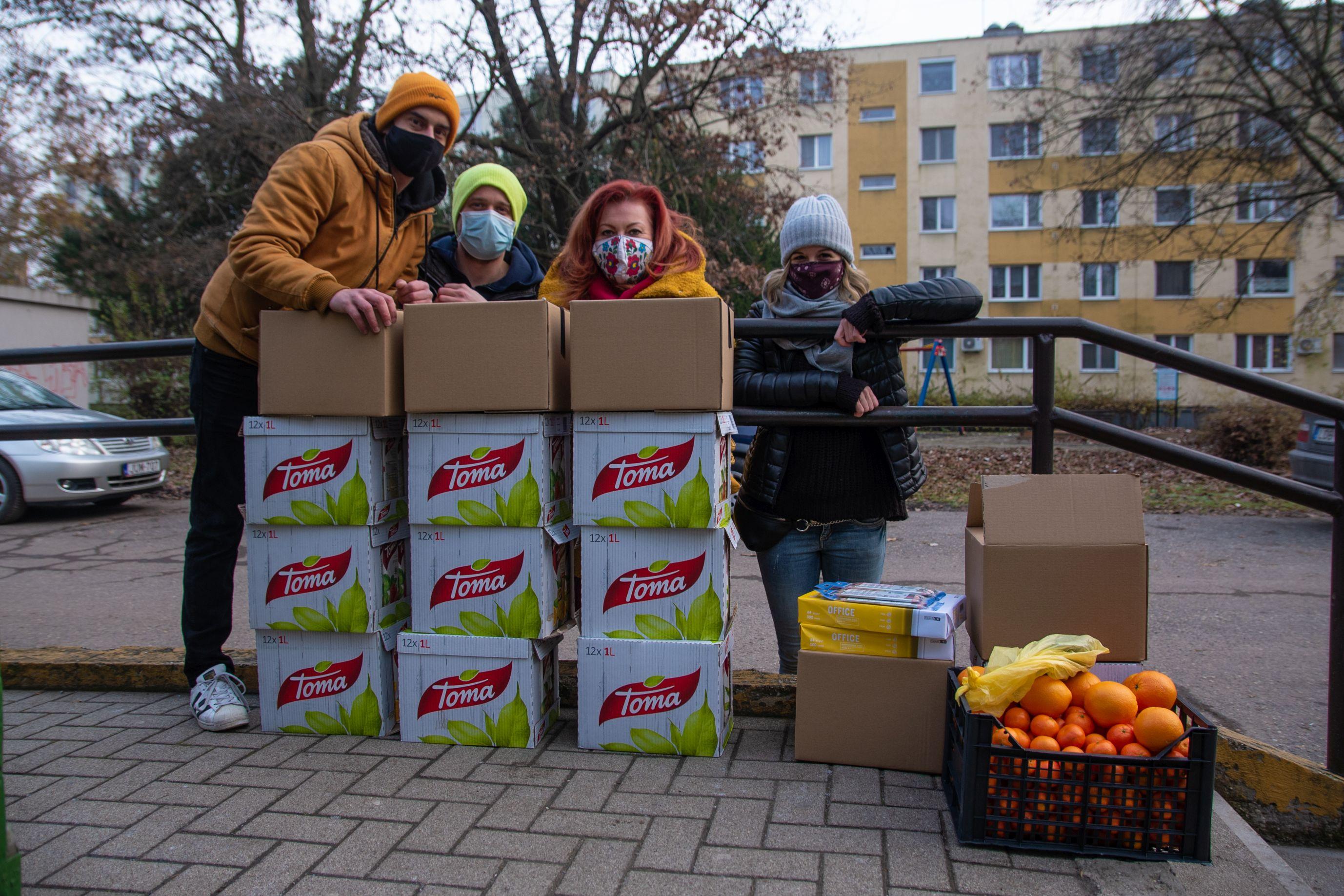 Mikuláscsomagokkal lepték meg szegedi színészek a nevelőotthonban élő gyerekeket 1 Mikuláscsomagokkal lepték meg szegedi színészek a nevelőotthonban élő gyerekeket 1