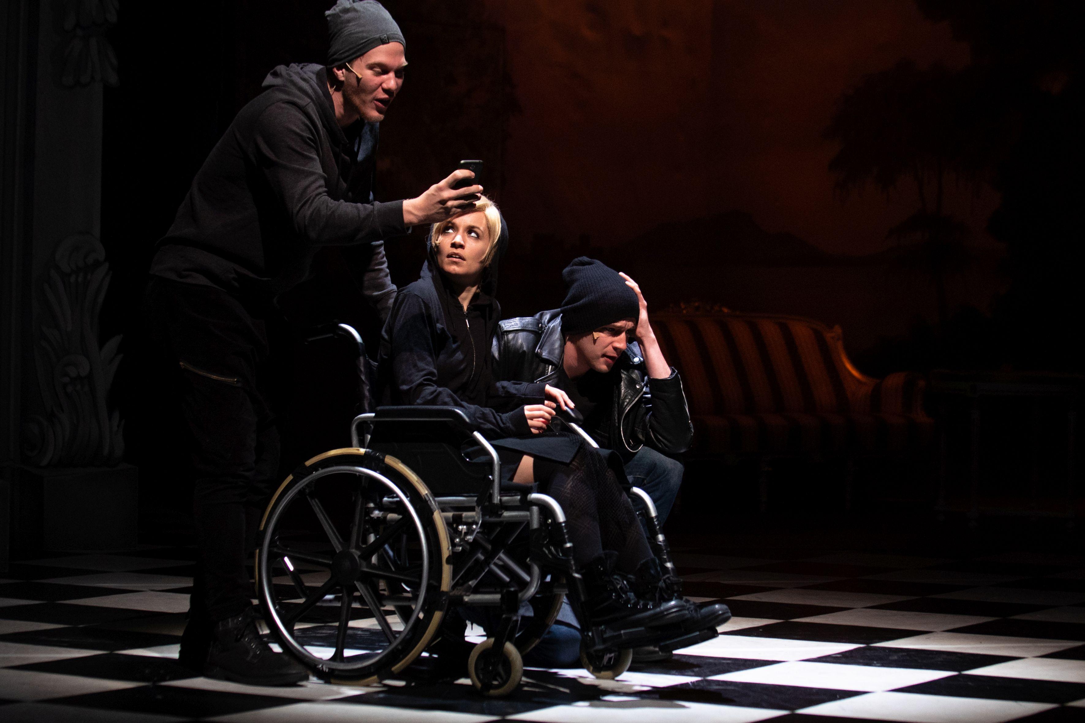 „Mindenképp hinnünk kell abban, hogy van értelme annak, amit csinálunk” – interjú az Időfutárban Zsófit megformáló Bach Zsófiával 2 „Mindenképp hinnünk kell abban, hogy van értelme annak, amit csinálunk” – interjú az Időfutárban Zsófit megformáló Bach Zsófiával 2