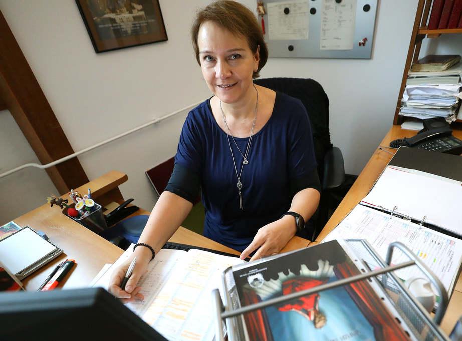 Olaj a színházi gépezetben – Török Dóra átlagosan 15 társulattal egyeztet naponta hír képe Olaj a színházi gépezetben – Török Dóra átlagosan 15 társulattal egyeztet naponta hír képe