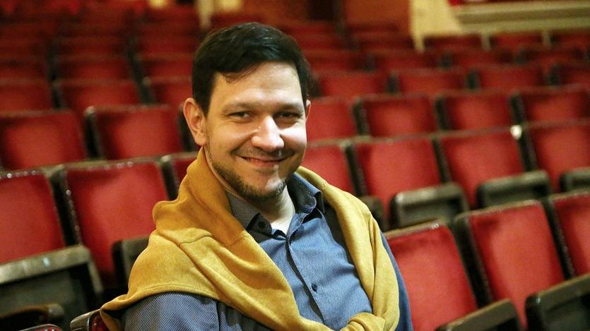 Öt szerepben brillíroz egy este alatt hír képe Öt szerepben brillíroz egy este alatt hír képe