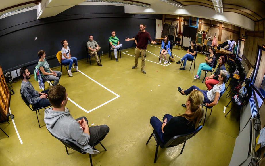 Pedagógusok játszóterévé változott a színház hír képe Pedagógusok játszóterévé változott a színház hír képe