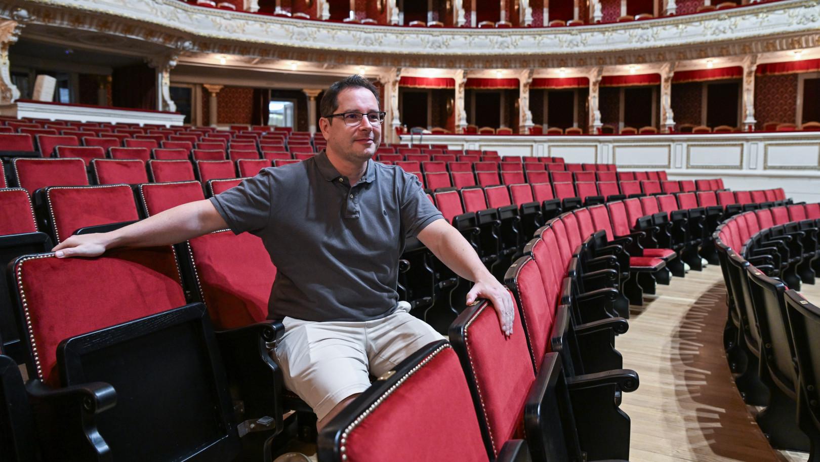 Székfoglalót tartottunk a nagyszínházban: elkészültek a nézőtér felújításával hír képe Székfoglalót tartottunk a nagyszínházban: elkészültek a nézőtér felújításával hír képe