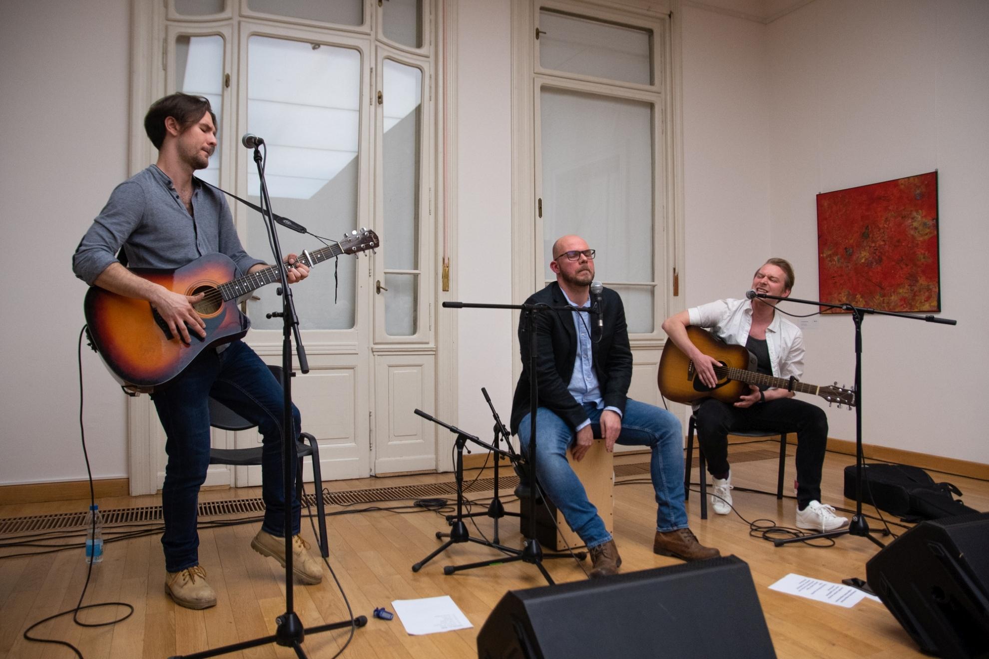 Teát rummal: elmondjuk a gondolatainkat, sztorijainkat a dalokról hír képe Teát rummal: elmondjuk a gondolatainkat, sztorijainkat a dalokról hír képe